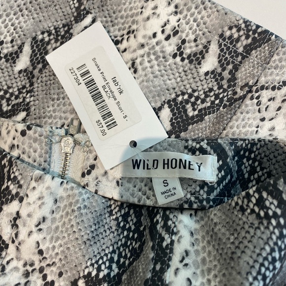 Fab’rik faux snake skin skirt. NWT - Picture 3 of 8